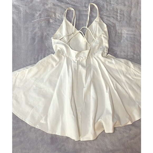 Windsor, Size Medium, White - Picture 2 of 3